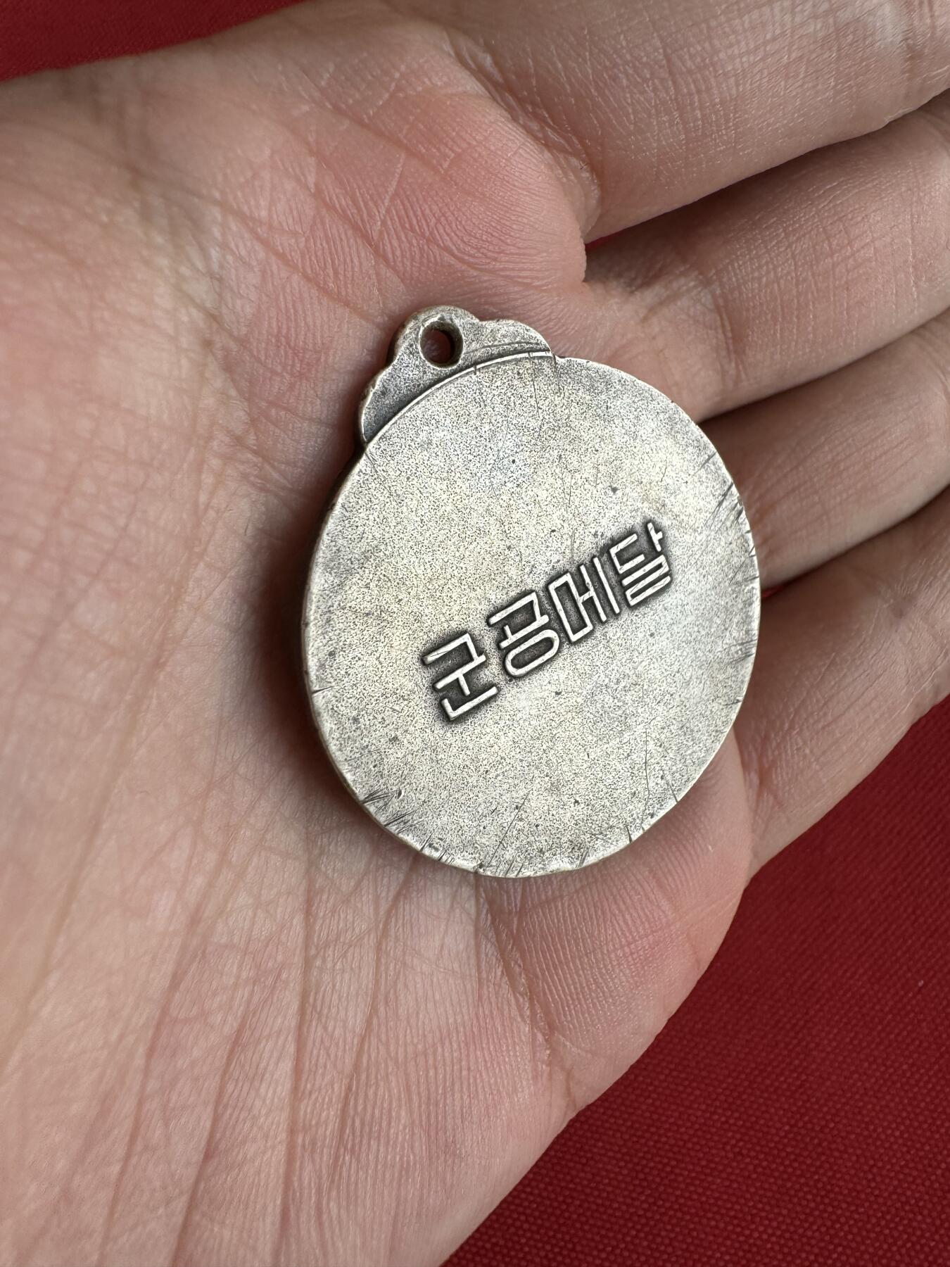 五哥徽章群   18号周三晚上八点4群联拍 银章