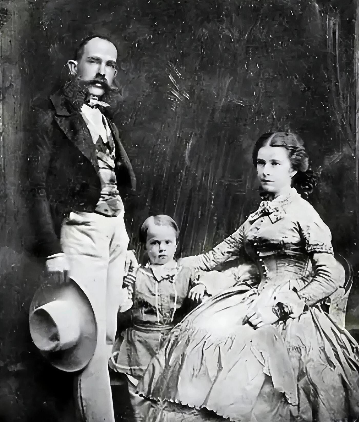 【俄甄集藏】2026年(049)03-18星期三 晚 19:30 全场包邮 奥地利1879年弗朗茨一世与茜茜公主银婚纪念2弗洛林银币，NGC UNCD，细节犀利，名誉品种，盒体边缘有小磕损，见详图