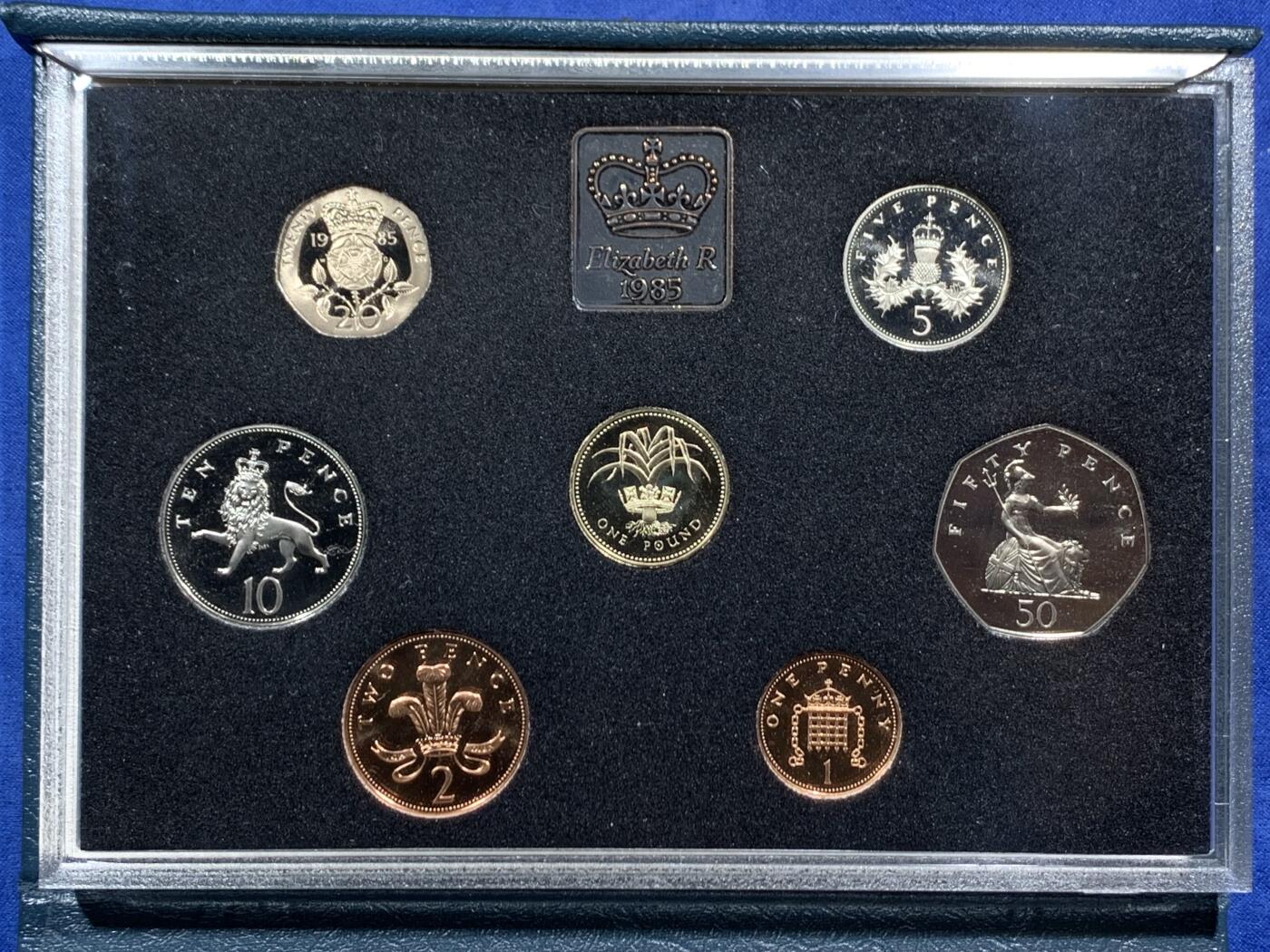 《竞宝斋》第471场 周日，周一，周二 3场连拍 （全场包邮）欢迎送拍 英国1985年精制套币，带1枚1英镑威尔士韭葱精制纪念币，7枚币，盒证齐全，品相精美，蓝色盒装。