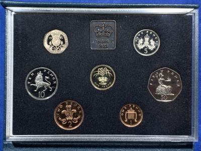 《竞宝斋》第471场 周日，周一，周二 3场连拍 （全场包邮）欢迎送拍 - 英国1985年精制套币，带1枚1英镑威尔士韭葱精制纪念币，7枚币，盒证齐全，品相精美，蓝色盒装。