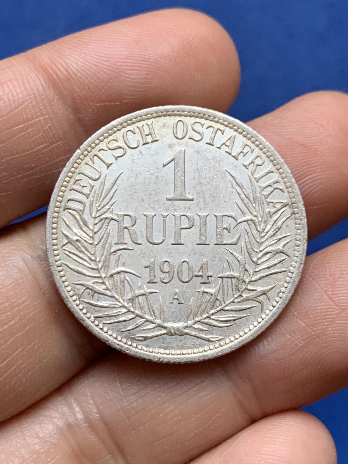 《竞宝斋》第471场 周日，周一，周二 3场连拍 （全场包邮）欢迎送拍 德属东非 1904年-A版 1卢比 银币 细节很好 少见品种 细节见图