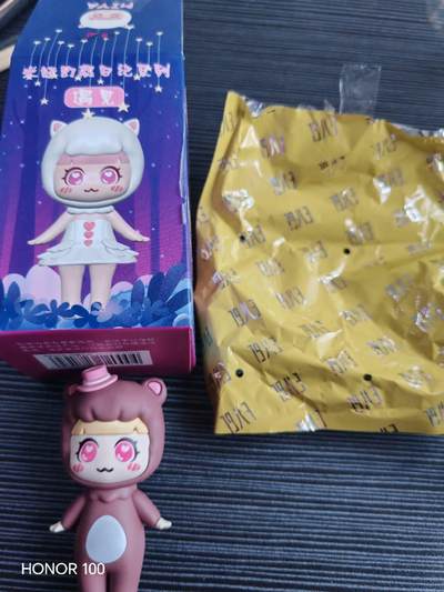 正版盲盒专场 - 米拉的夏日日记”系列，从外盒上方的文字“米拉的夏日日记系列，具体款式为动物装扮款（棕熊造型），是该系列中主打可爱萌系风格的款式。