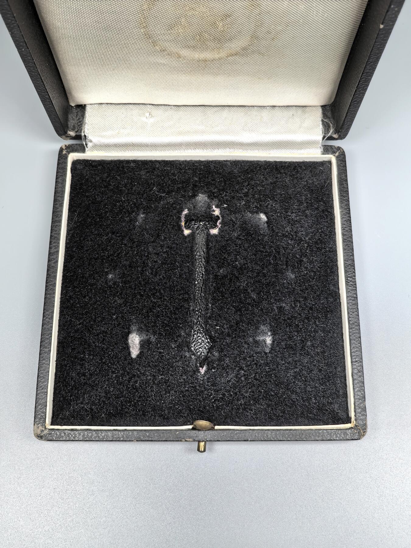 小驴勋章奖章收藏3月21日周六晚六点拍卖（珍爱和平，收藏战争，铭记历史，勿忘国耻，忠党爱国。有偿代拍，送拍规则在简介最后，参拍须阅读规则后再参拍，关系到运费包装发货时效真假辨别等关键信息，拍卖时不再发原图，看大图店主微信码在拍卖店铺介绍里） WWII金级大德意志勋章带原盒，牛逼的容克厂C. E. Juncker厂制作，5铆钉重版，64g，铜合金珐琅，珐琅好，背面手刻获得者姓名，少见，裸章容克重版本我直接从国外拿得3.8万人民币，盒子这个品也得6、7千人民币