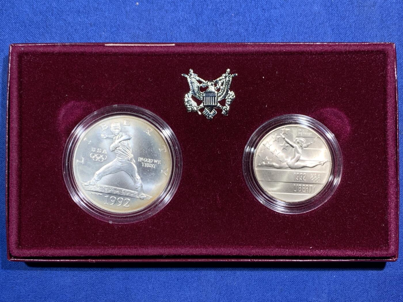 《竞宝斋》第471场 周日，周一，周二 3场连拍 （全场包邮）欢迎送拍 两枚一组 美国1992年第25届奥运会50美分/1美元纪念币 其中1美元是银币（900银 26.7克） 带证书
