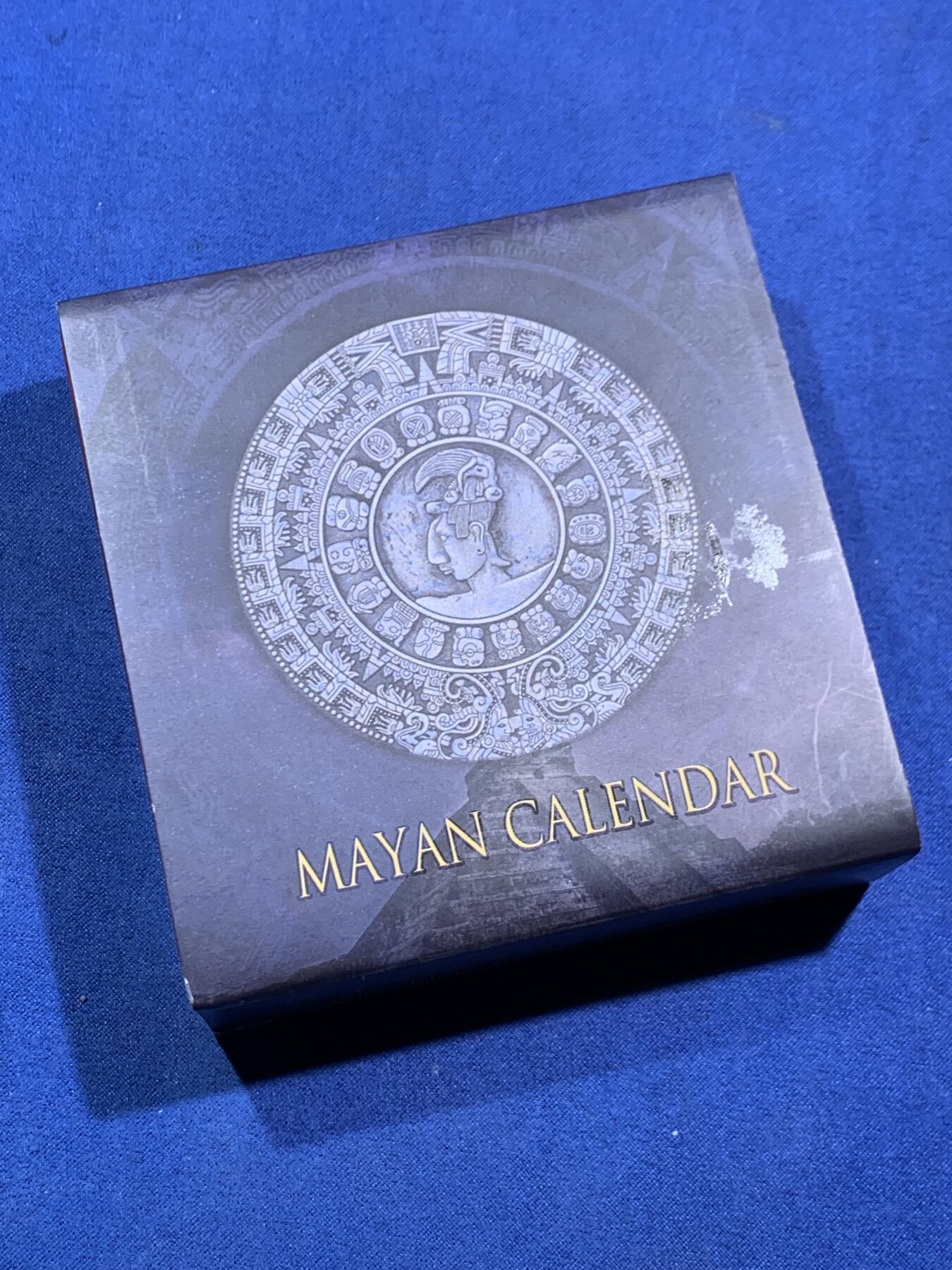 《竞宝斋》第471场 周日，周一，周二 3场连拍 （全场包邮）欢迎送拍 纽埃2018年5元复古高浮雕银币 古文明历法-玛雅历 62.2克999银 发行量5百 盒证全