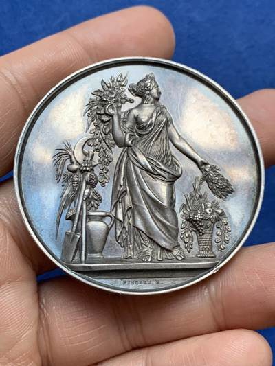 《竞宝斋》第471场 周日，周一，周二 3场连拍 （全场包邮）欢迎送拍 - 法国园艺协会大银章 64.2克 50.3mm 手指银标