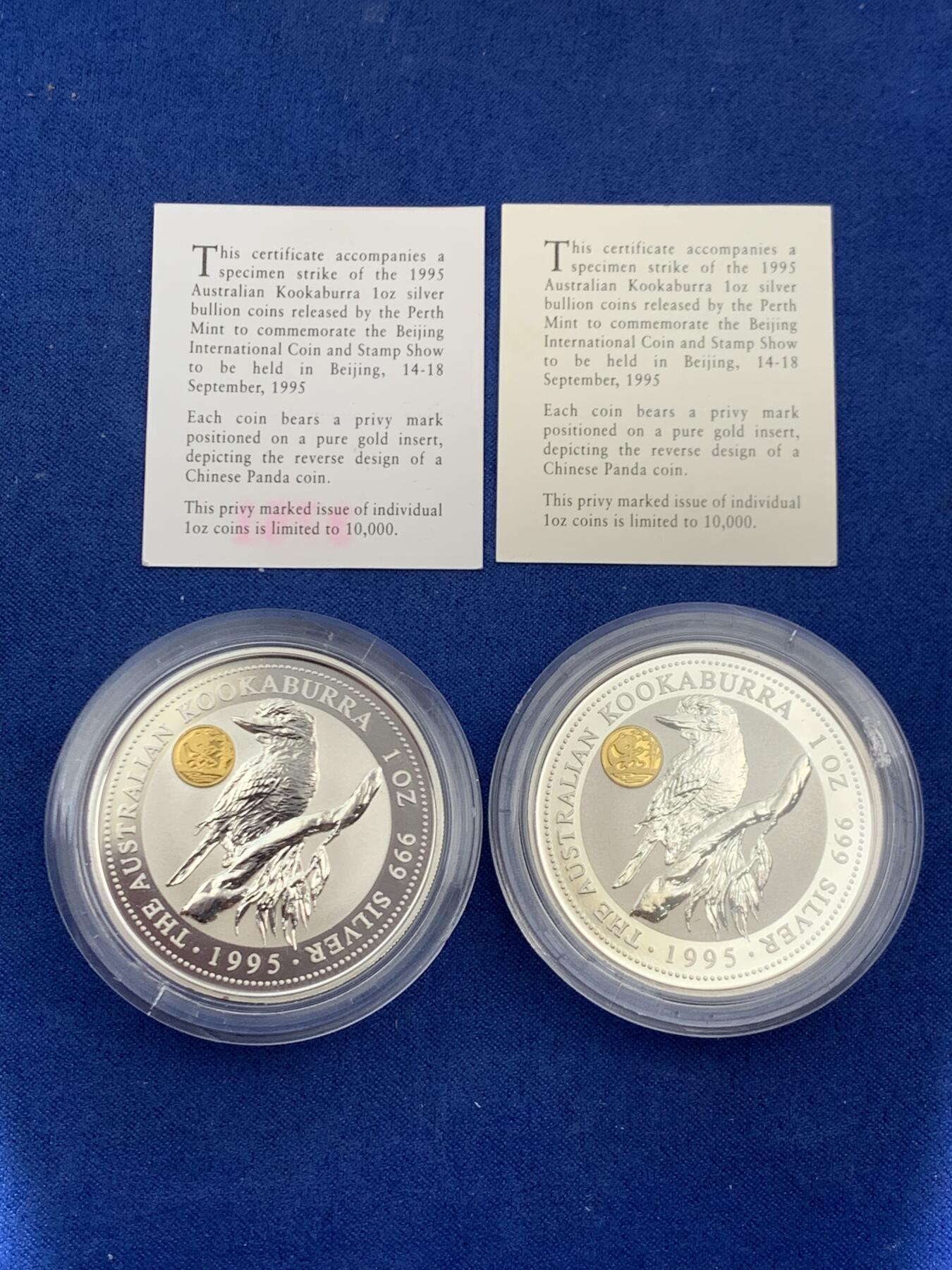 《竞宝斋》第471场 周日，周一，周二 3场连拍 （全场包邮）欢迎送拍 两枚一组 澳大利亚 1995年 笑翠鸟 熊猫镶嵌银币 每枚含纯银1盎司999银，镶嵌部分重约0.5克黄金，发行1万枚，为钱币展而发行，带证书，细节见图