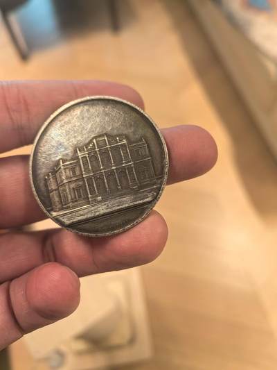 欧洲银章、铜章，大优惠起拍价都是银价计算 日内瓦音乐学院银质纪念银章34.2克 这是一枚来自瑞士日内瓦音乐学院（Conservatoire de Musique de Genève）的银质纪念章，是为了表彰1915年的优秀学生Marcel Blouin而颁发的。 正面（Avers）二等奖