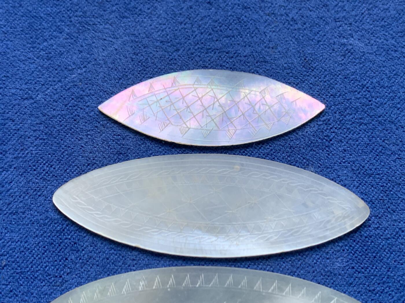 《竞宝斋》第471场 周日，周一，周二 3场连拍 （全场包邮）欢迎送拍 英国一线回流清螺钿贝母筹码5枚一组。大小菱形，手工精雕，莹光宝气。