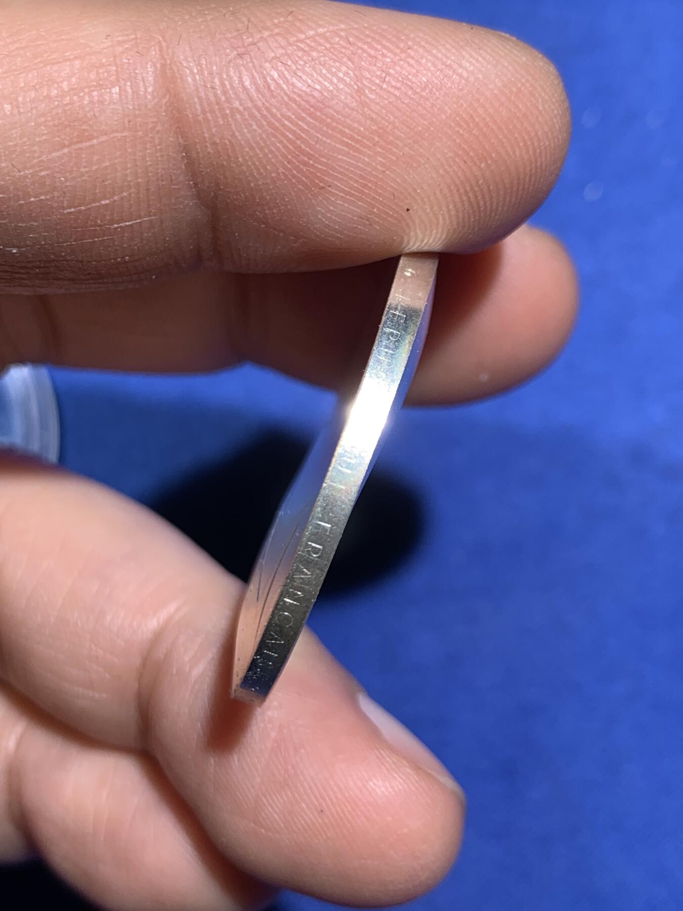 《竞宝斋》第471场 周日，周一，周二 3场连拍 （全场包邮）欢迎送拍 法国2001年1法郎波浪形普制银币 最后的法郎 17.8克900银 发行量：5万 带原厂袋