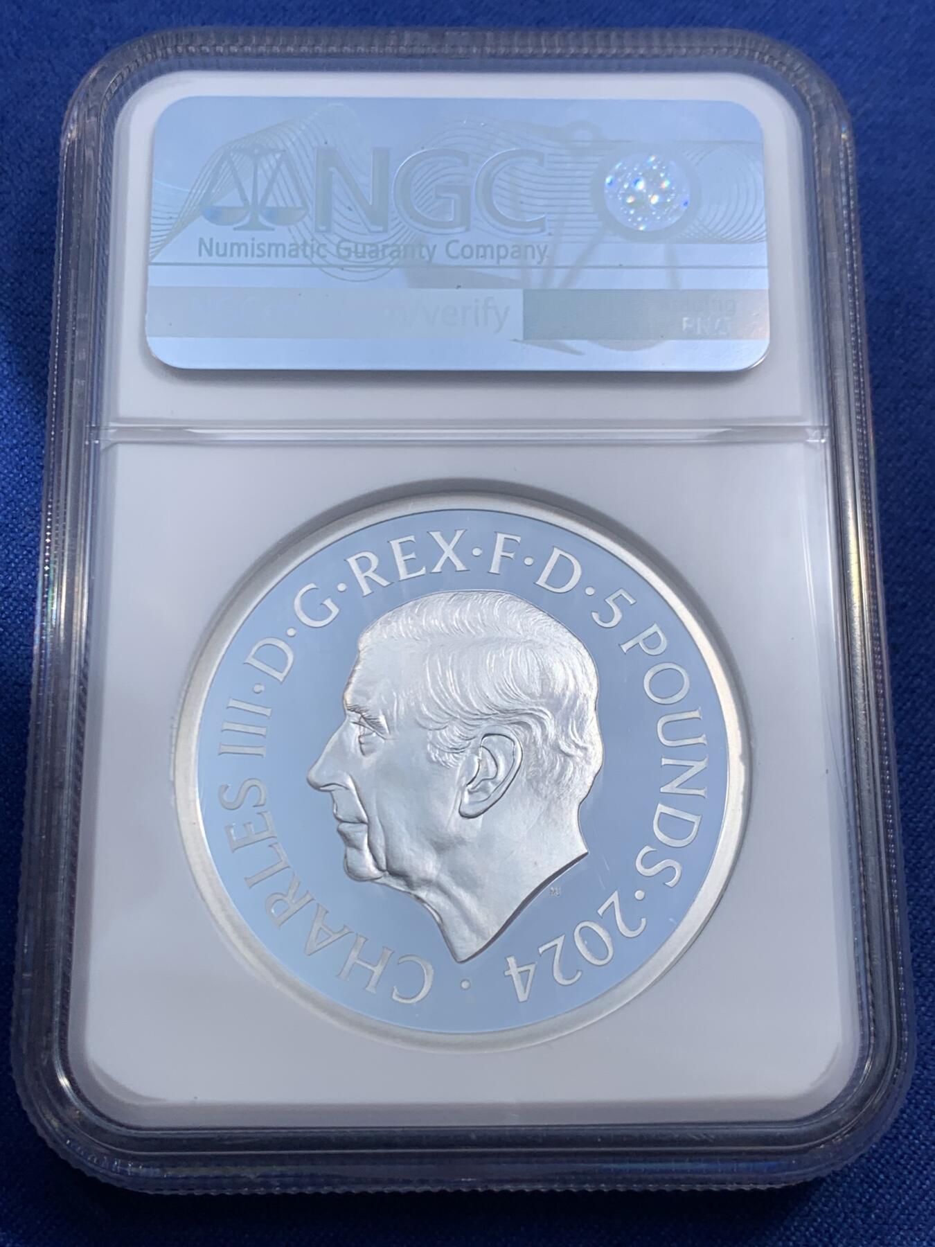 《竞宝斋》第471场 周日，周一，周二 3场连拍 （全场包邮）欢迎送拍 NGC PF69UC 英国2024年伟大的雕刻师系列-圣乔治屠龙纪念银币，2盎司，999银，面值5英镑。正面为著名雕刻大师皮斯特鲁奇设计的经典造型“圣乔治屠龙”，重量62.42克，直径40毫米，发行量近3060枚，加厚评级盒，手感极佳，附送平凡人保护壳！