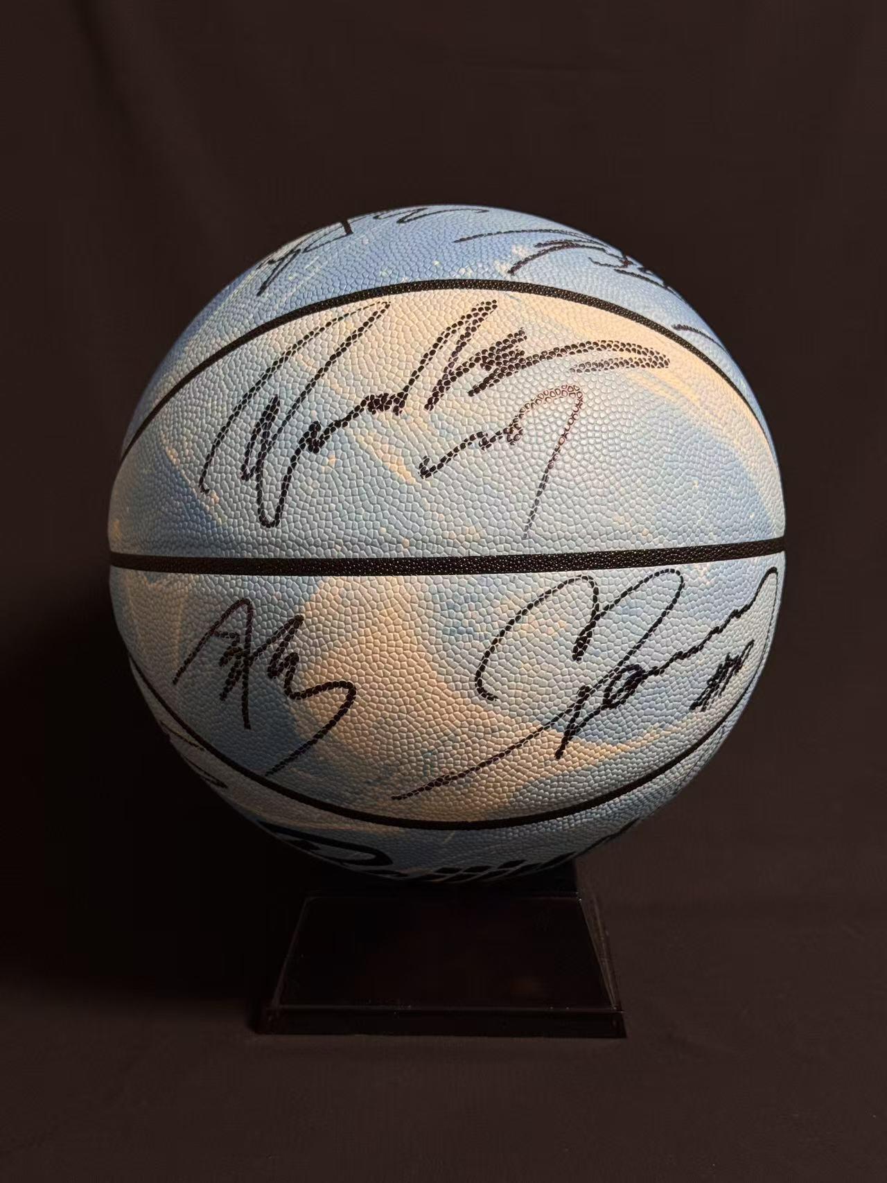 零元拍：来吧，北京首钢篮球俱乐部北京北汽男篮主教练许利民，总经理张云松，队长翟晓川，外援贾维尔-麦基、尤金-杰曼、奥斯马尔-斯佩尔曼，国内球员周琦、赵睿、曾凡博、陈盈骏、方硕、雷蒙、张才仁、邱天、范子铭、姜文亲签俱乐部官方独家夜光篮球，四九城的夜空中照亮首钢夺冠之路！！