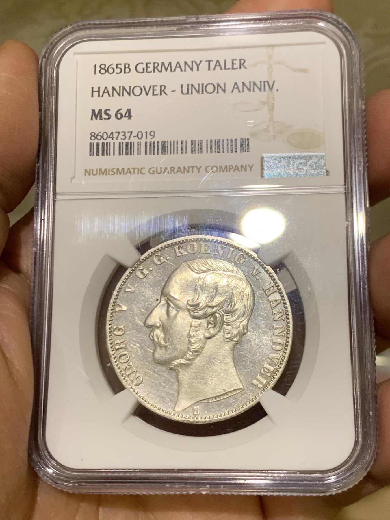 《竞宝斋》第471场 周日，周一，周二 3场连拍 （全场包邮）欢迎送拍 亚军分 NGC MS64 德国 1865汉诺威和东弗里士兰联合50周年纪念泰勒，发行量1000枚，类精制底板 是同系列橡树泰勒发现量的一半 难得一见的汉诺威系列泰勒，状态不用讲，重在少见，收藏潜力巨大