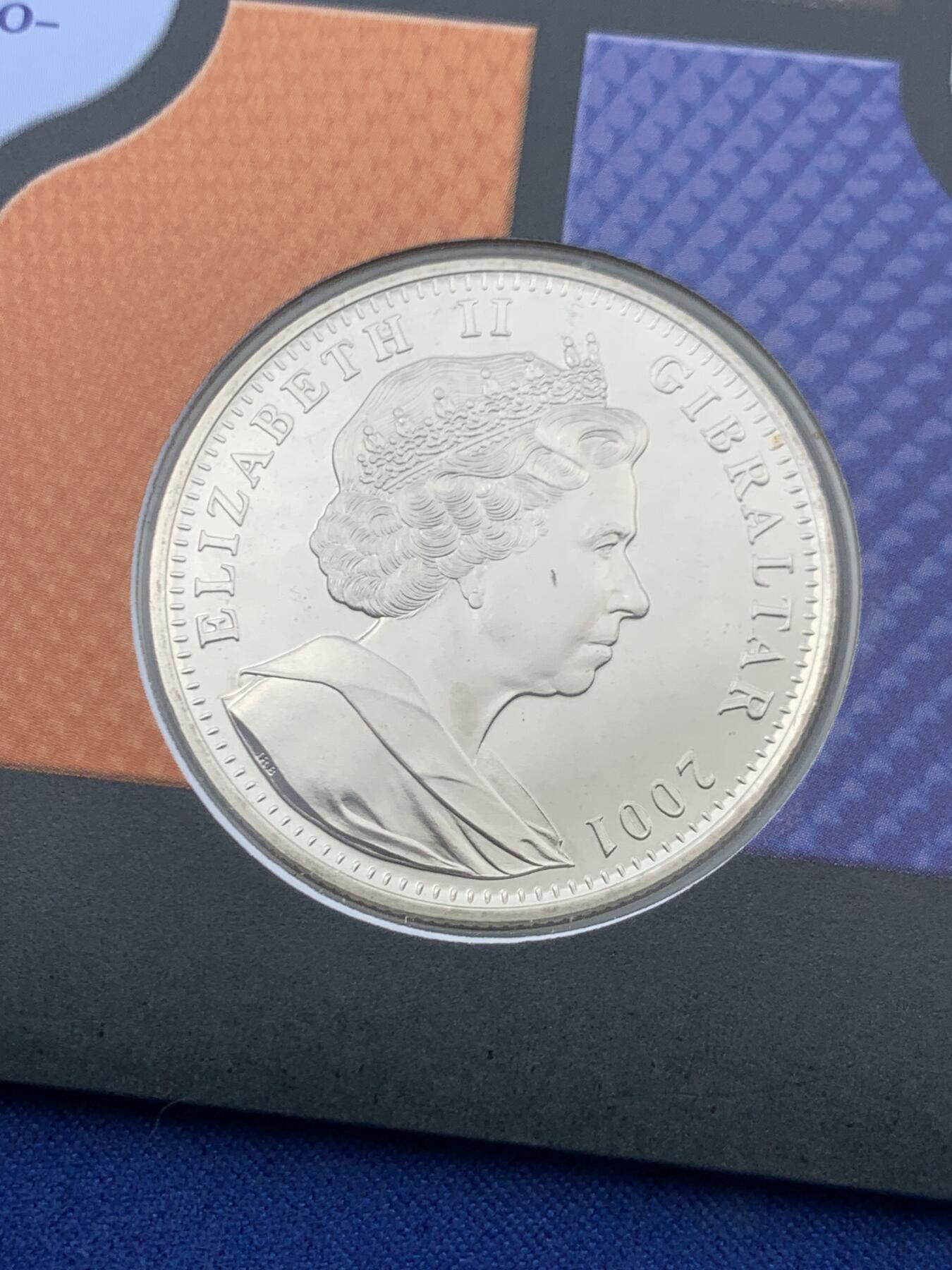 《竞宝斋》第471场 周日，周一，周二 3场连拍 （全场包邮）欢迎送拍 英国马恩岛2001年太空空间站1克朗铜镍纪念币，邮币封，附三张不同的邮票（英国两张和美国一张）和三个邮戳