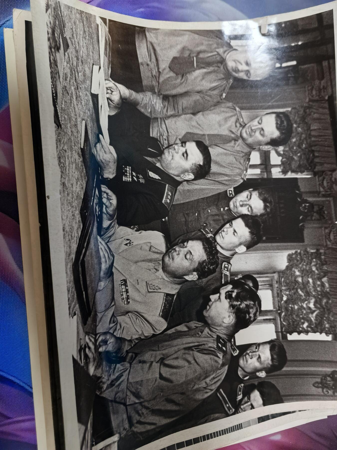 苏联勋章奖章拍卖 本次有亚捏，苏联艺术家，2次英雄的奖状，国际运动员全套等好货 不要错过 3月20日晚上九点结束在麦稀奇 找不到的加我qq或者微信都是184277308备注苏章拍卖。 苏联传奇坦克指挥官双金星获得者德烈·格里戈里耶维奇·克拉夫琴科（Андрей Григорьевич Кравченко）坦克兵中将 63年回部队参观颁发的两份表彰和照片若干大尺寸20*15左右的5张 小一些的七张