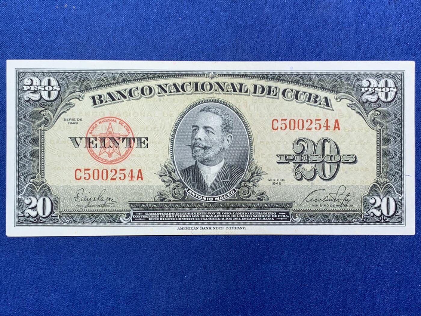 《竞宝斋》第471场 周日，周一，周二 3场连拍 （全场包邮）欢迎送拍 古巴1949年20比索，原票pmgAU58好品，美钞公司印制，设计精美，雕刻精致，美金风格，正面人物安东尼奥•马西奥为古巴独立战争英雄，神采奕奕。此券为高面值，存世稀少，细节见图。