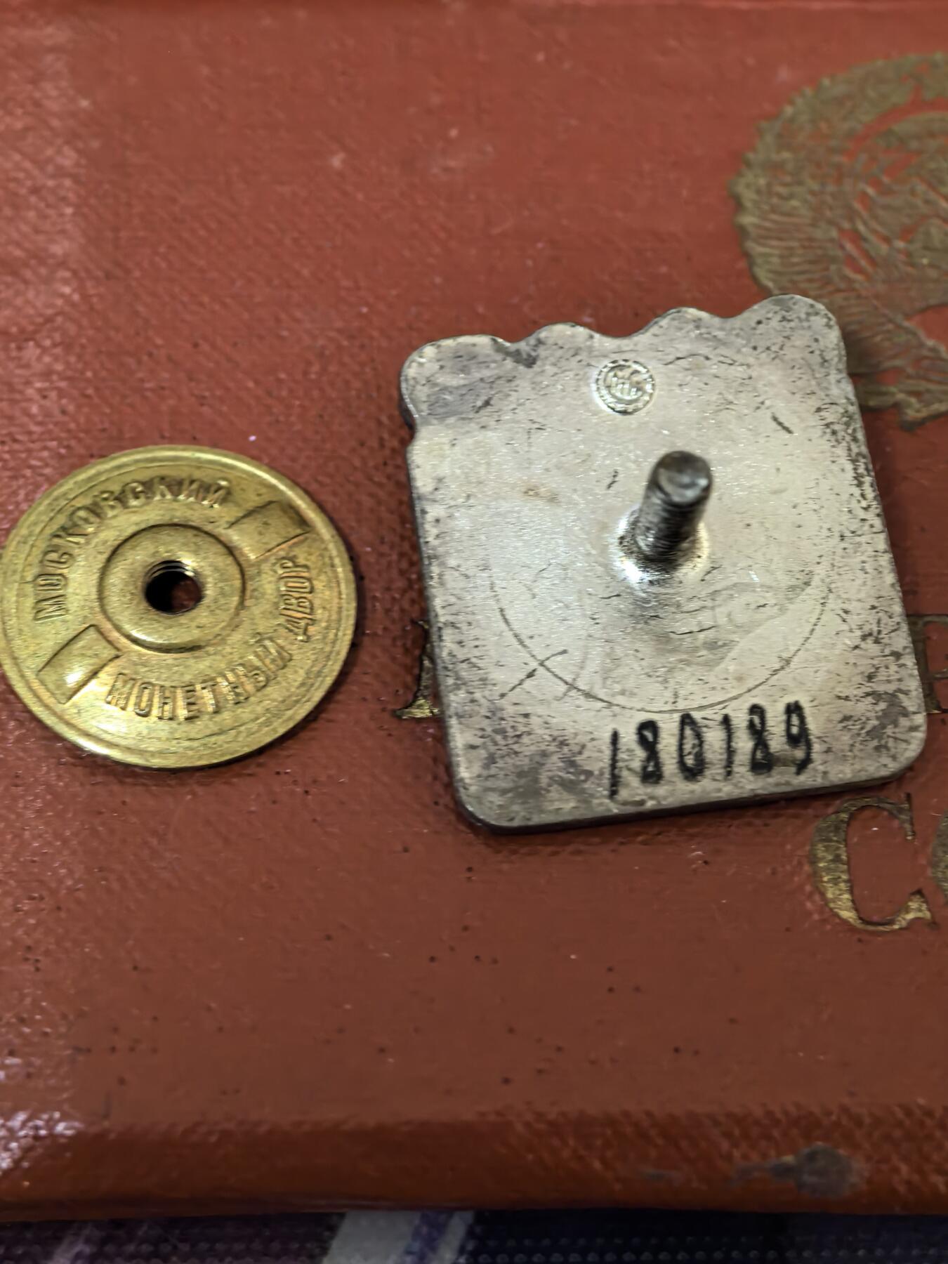 苏联勋章奖章拍卖 本次有亚捏，苏联艺术家，2次英雄的奖状，国际运动员全套等好货 不要错过 3月20日晚上九点结束在麦稀奇 找不到的加我qq或者微信都是184277308备注苏章拍卖。 苏联运动员大全套 著名拳击运动员 古里列夫 退役后还培养了多个世界冠军  其中国际健将8837 和国家级健将180189 有证书 其他无证书 但是是一起来的应该都是他的 算是比较全的运动员荣誉了 