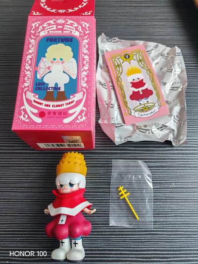 正版盲盒专场 - 幸会潮玩（XINGHUI CREATIONS）与韩国设计师品牌 LOFI COLLECTIVE 联名的「Sunny and Cloudy Tarot（晴雨塔罗）」系列盲盒，具体款式为 The Hierophant（教皇/大祭司），是该系列的核心塔罗牌款式之一。