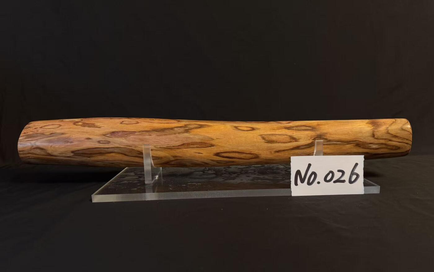零元拍：NO.26终于在节前收到这批送出去加工的海南黄花梨随型把玩棍横财，这也许就是玩木头的乐趣吧，每一个花纹都独一无二，是自然与匠心的完美邂逅。 它保留了木材最本真的曲线，每一处起伏都像是时光在木头上留下的指纹。尺寸：460/50/55MM