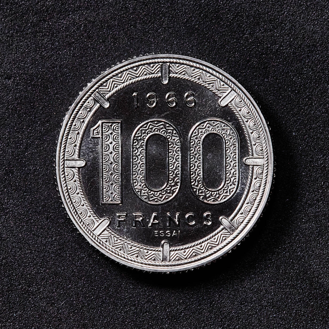 【俄甄集藏】2026年(049)03-18星期三 晚 19:30 全场包邮 法属赤道非洲国家1966年中央银行100法郎样币，铜镍币，转光品相