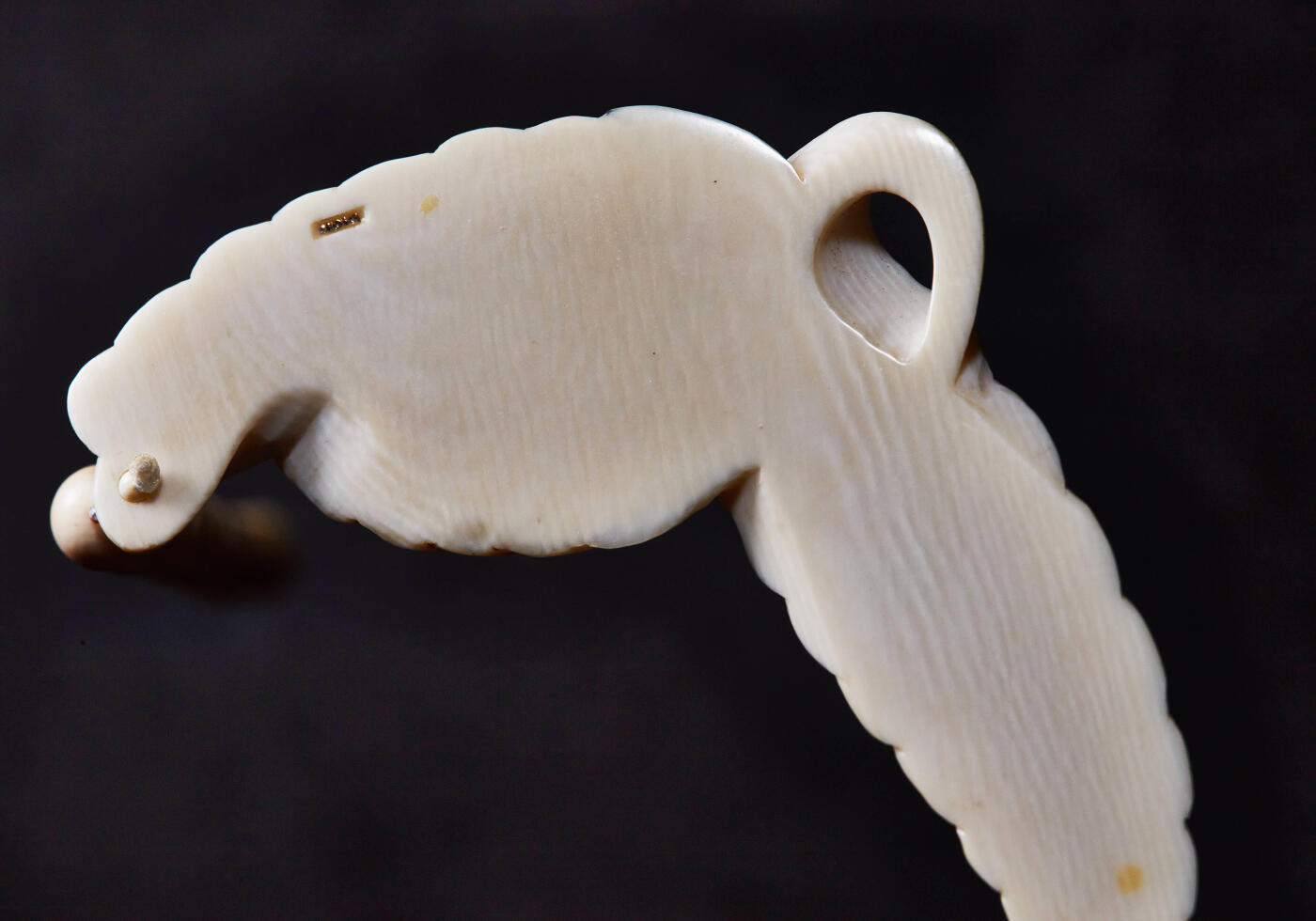 【俄甄集藏】2026年(049)03-18星期三 晚 19:30 全场包邮 欧洲回流白色珍贵材料雕刻树叶形女士项链，展开总长度：440mm，珠直径：8mm，挂件尺寸90mm×50mm，重量：37.5克，保存完好，无裂无笑