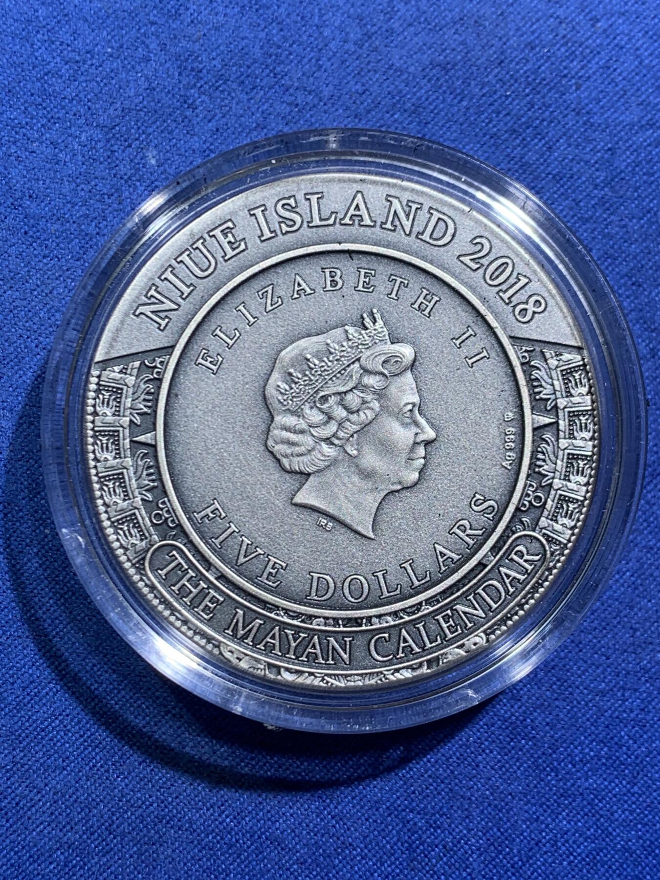 《竞宝斋》第471场 周日，周一，周二 3场连拍 （全场包邮）欢迎送拍 纽埃2018年5元复古高浮雕银币 古文明历法-玛雅历 62.2克999银 发行量5百 盒证全