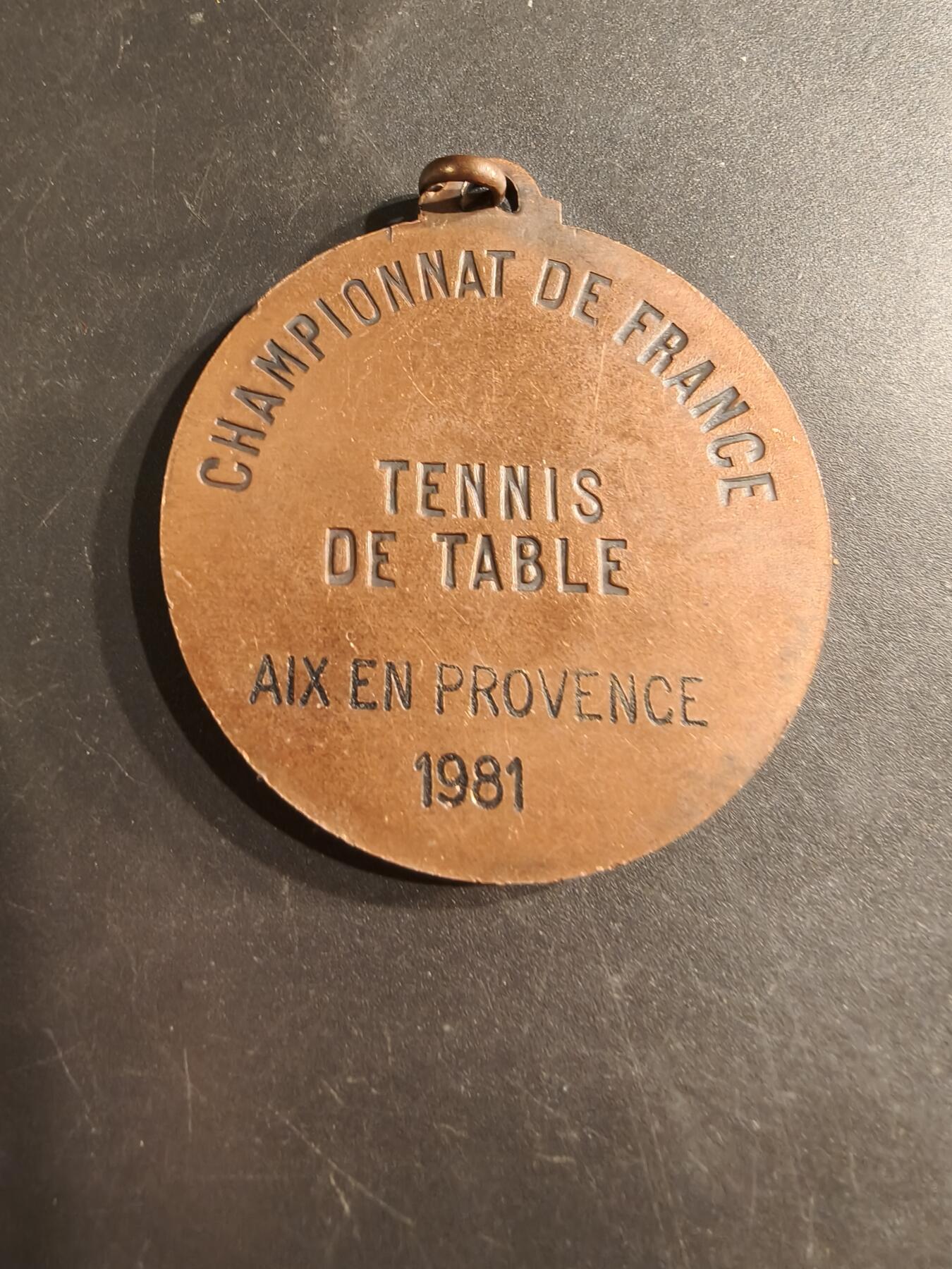 老王徽章第187期 法国乒乓球锦标赛冠军纪念章    直径50mm    重量62.1g