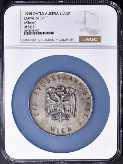 【俄甄集藏】2026年(049)03-18星期三 晚 19:30 全场包邮 - 奥地利1935年维也纳市政忠诚服务纪念大银章，NGC MS63，直径：63mm，黄油彩老包浆，奥地利著名章牌大师安东·哈蒂格作品，背面北京维维也纳市政厅大楼