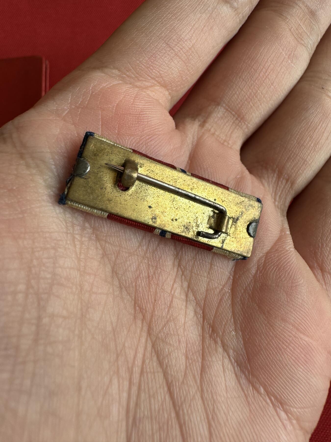 五哥徽章群   18号周三晚上八点4群联拍 银章一套