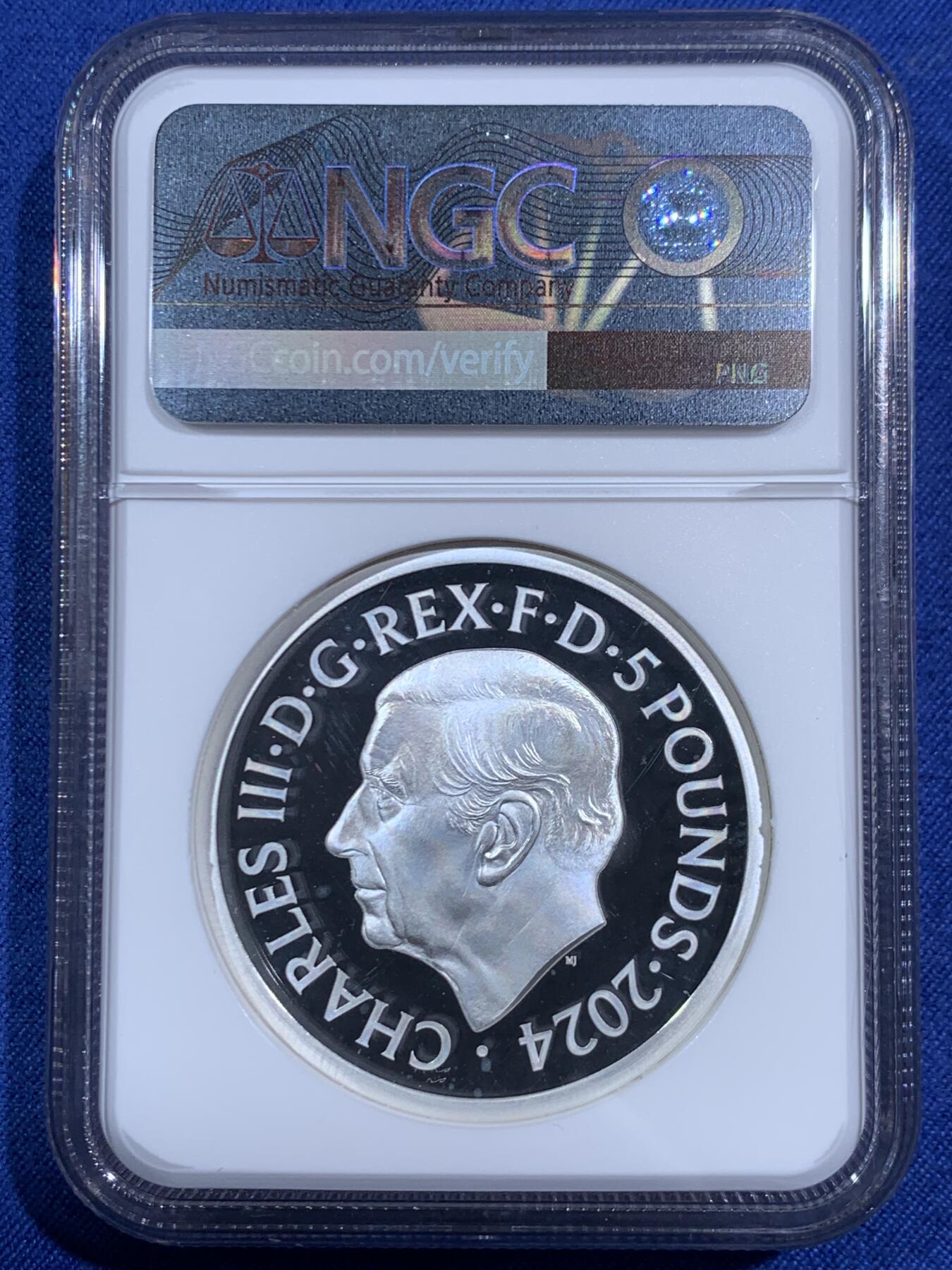 《竞宝斋》第471场 周日，周一，周二 3场连拍 （全场包邮）欢迎送拍 NGC PF69UC 英国2024年伟大的雕刻师系列-圣乔治屠龙纪念银币，2盎司，999银，面值5英镑。正面为著名雕刻大师皮斯特鲁奇设计的经典造型“圣乔治屠龙”，重量62.42克，直径40毫米，发行量近3060枚，加厚评级盒，手感极佳，附送平凡人保护壳！