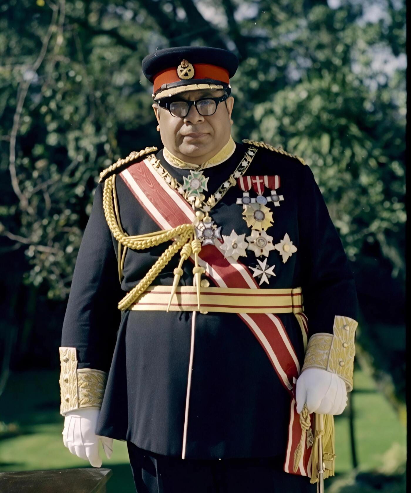 【俄甄集藏】2026年(049)03-18星期三 晚 19:30 全场包邮 汤加1979年陶法阿豪·图普四世纪念王国独立十周年FAO粮农组织1潘加方形饼干精制大银币，重24.5克，999银，发行量850枚，十分稀有的品种