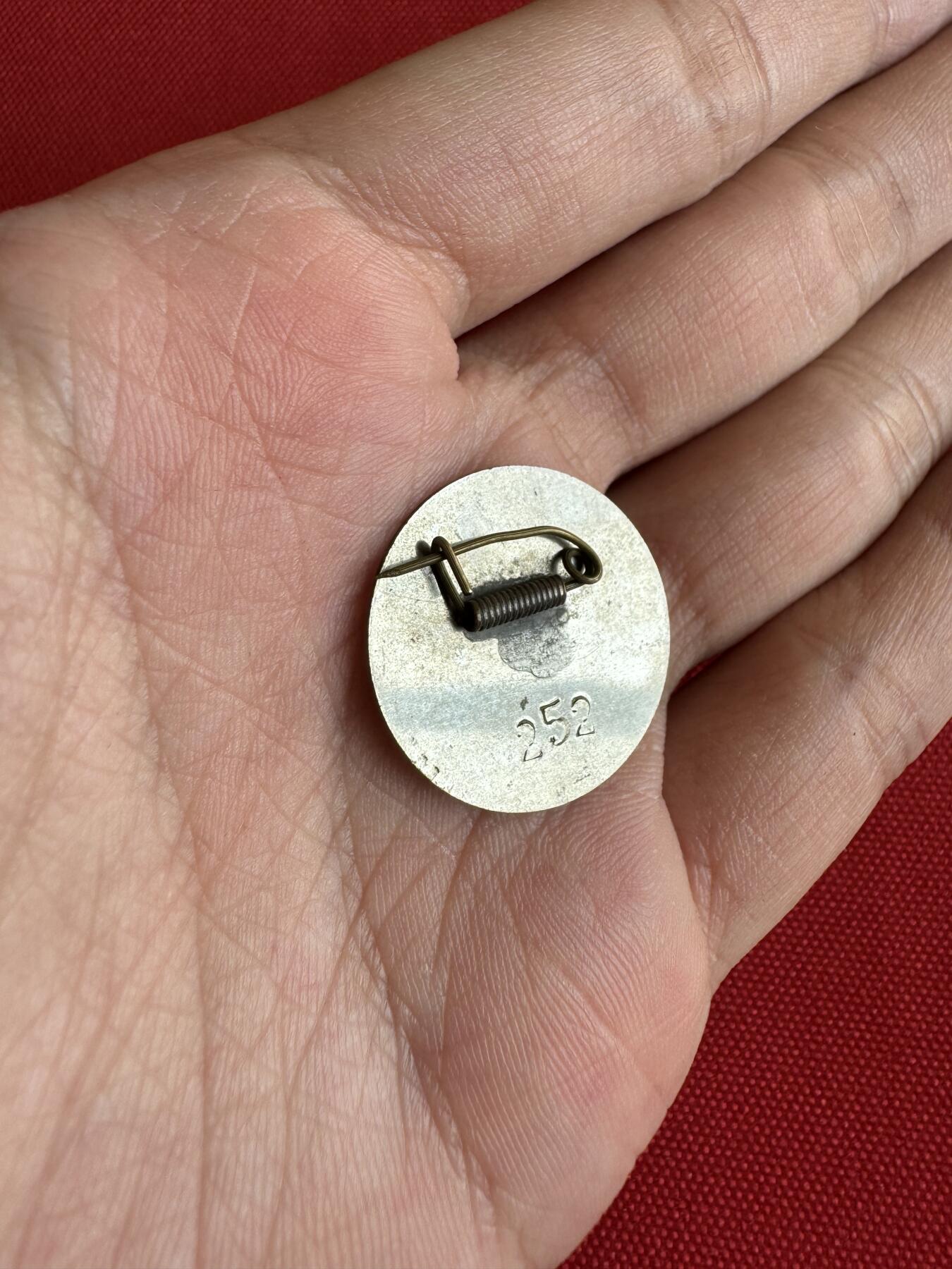 五哥徽章群   18号周三晚上八点4群联拍 任弼时