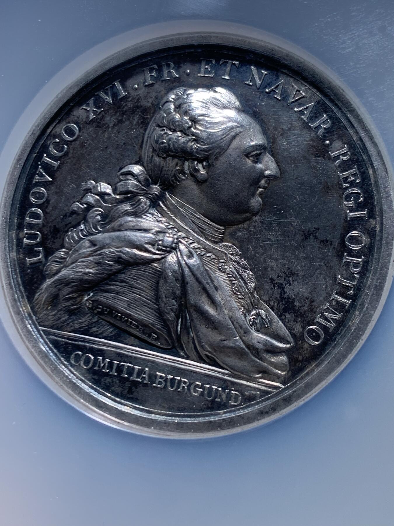 《竞宝斋》第471场 周日，周一，周二 3场连拍 （全场包邮）欢迎送拍 NGC UNCD 1783年法国中央运河建设开工纪念大银章 双面高浮雕 细节极美 路易十六银章少见 加大加厚盒