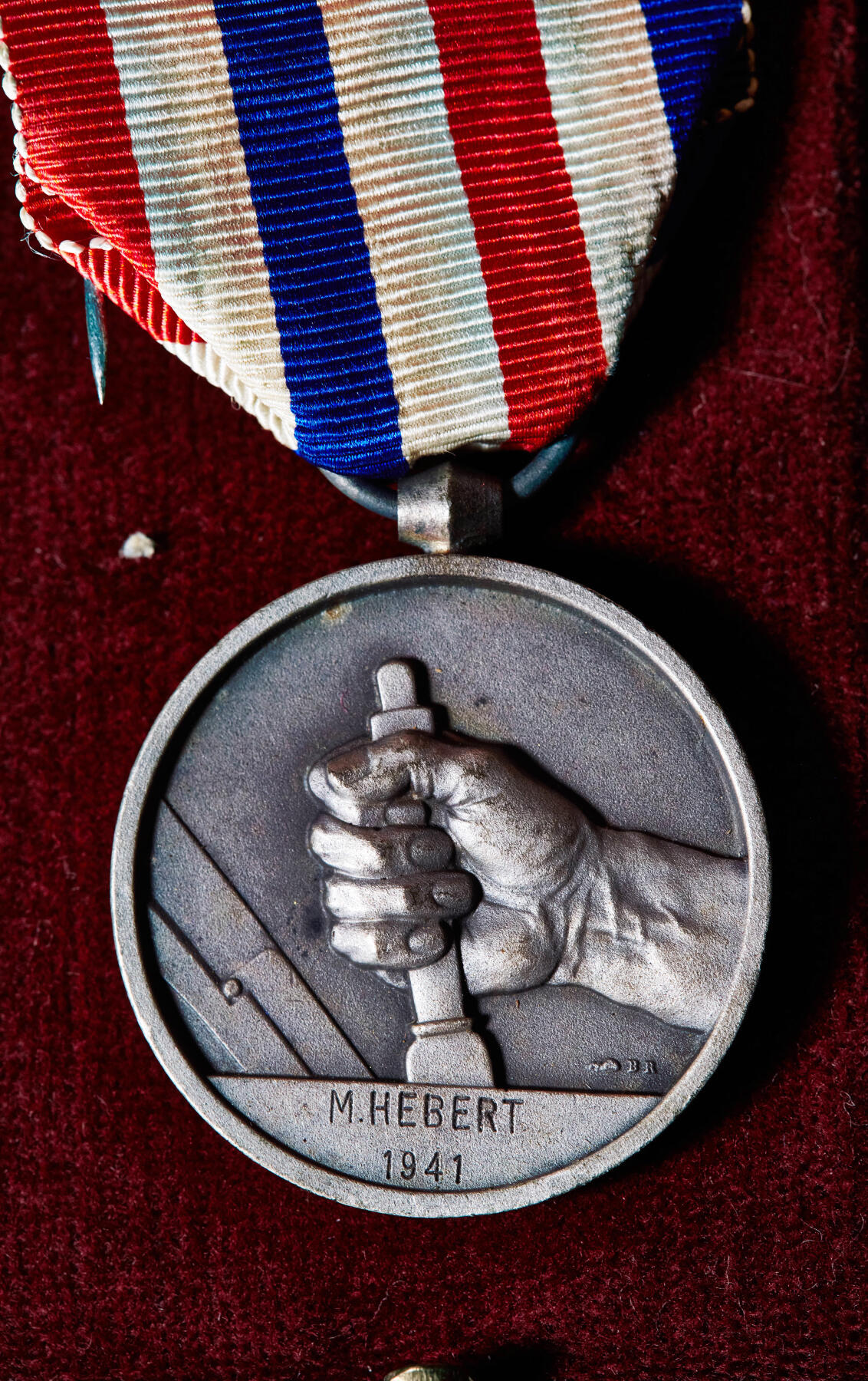 【俄甄集藏】2026年(049)03-18星期三 晚 19:30 全场包邮 法国1941年二战铁路突击手奖章，原盒，铜质镀银，章体直径：32mm，重量含绶带：19.6克