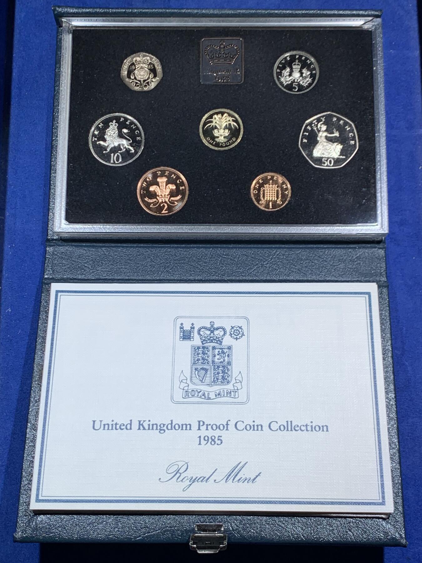 《竞宝斋》第471场 周日，周一，周二 3场连拍 （全场包邮）欢迎送拍 英国1985年精制套币，带1枚1英镑威尔士韭葱精制纪念币，7枚币，盒证齐全，品相精美，蓝色盒装。