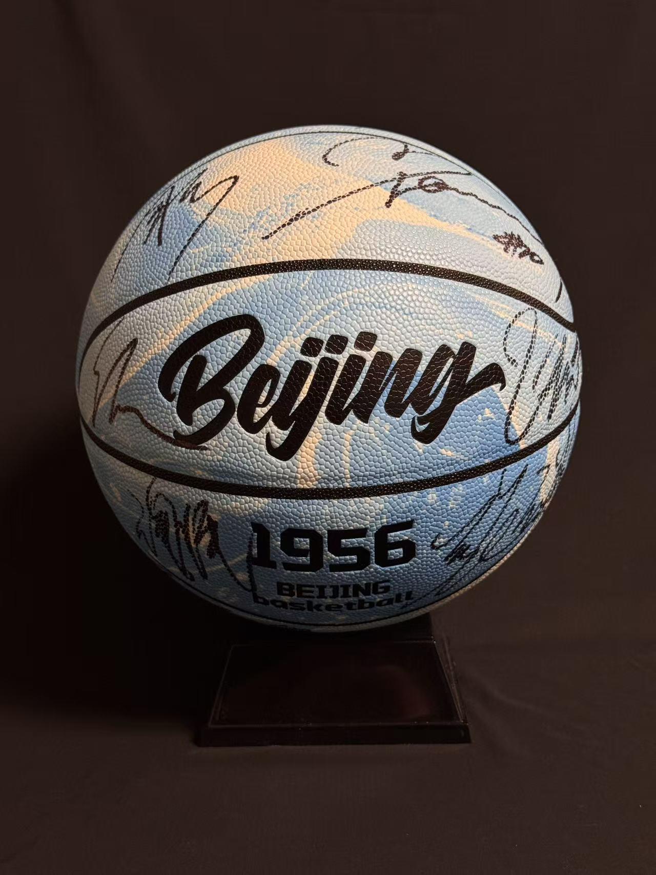 零元拍：来吧，北京首钢篮球俱乐部北京北汽男篮主教练许利民，总经理张云松，队长翟晓川，外援贾维尔-麦基、尤金-杰曼、奥斯马尔-斯佩尔曼，国内球员周琦、赵睿、曾凡博、陈盈骏、方硕、雷蒙、张才仁、邱天、范子铭、姜文亲签俱乐部官方独家夜光篮球，四九城的夜空中照亮首钢夺冠之路！！