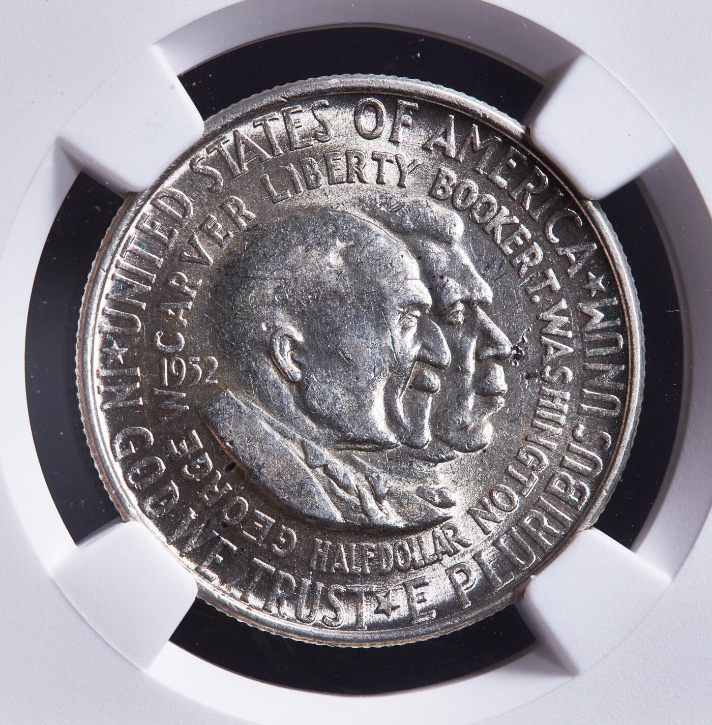 【俄甄集藏】2026年(049)03-18星期三 晚 19:30 全场包邮 美国1952年纪念非洲裔农业学家乔治·卡弗与教育家布克·华盛顿50美分银币，NGC MS62，原光品相