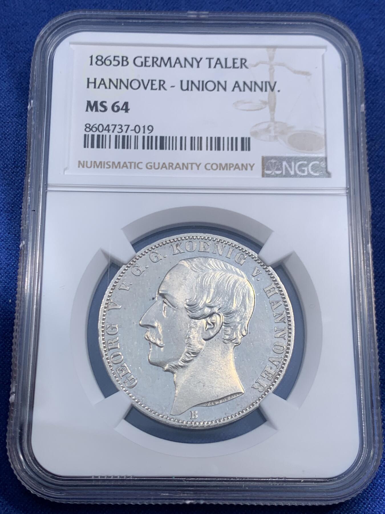 《竞宝斋》第471场 周日，周一，周二 3场连拍 （全场包邮）欢迎送拍 亚军分 NGC MS64 德国 1865汉诺威和东弗里士兰联合50周年纪念泰勒，发行量1000枚，类精制底板 是同系列橡树泰勒发现量的一半 难得一见的汉诺威系列泰勒，状态不用讲，重在少见，收藏潜力巨大