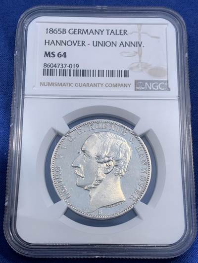 《竞宝斋》第471场 周日，周一，周二 3场连拍 （全场包邮）欢迎送拍 - 亚军分 NGC MS64 德国 1865汉诺威和东弗里士兰联合50周年纪念泰勒，发行量1000枚，类精制底板 是同系列橡树泰勒发现量的一半 难得一见的汉诺威系列泰勒，状态不用讲，重在少见，收藏潜力巨大