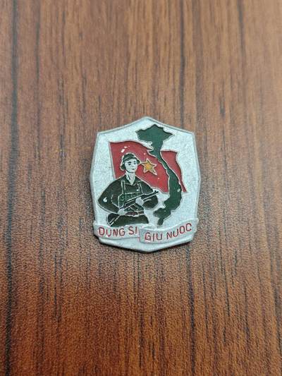 蜀地medal徽章收藏 春季精品拍场 - 越南保卫国家的英雄证章 授予参战老战士证章