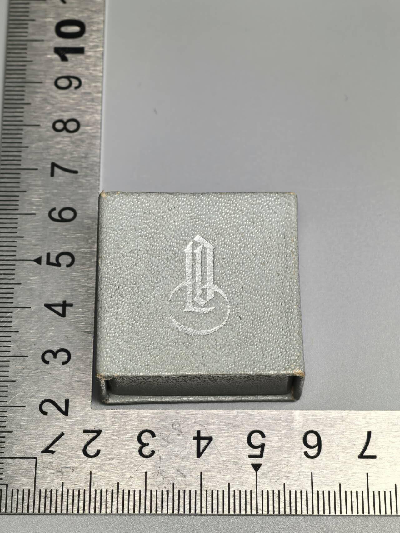 小驴勋章奖章收藏3月21日周六晚六点拍卖（珍爱和平，收藏战争，铭记历史，勿忘国耻，忠党爱国。有偿代拍，送拍规则在简介最后，参拍须阅读规则后再参拍，关系到运费包装发货时效真假辨别等关键信息，拍卖时不再发原图，看大图店主微信码在拍卖店铺介绍里） WWII二级铁十字勋饰，背打L/11厂标（著名的3厂Wihelm Deumer厂），Tombak铜合金镀银，针脚完整，品相非常吊，带非常罕见印有L/11厂标和SPII字样的LDO火柴盒样式的原盒，最后一图参考价1150欧元