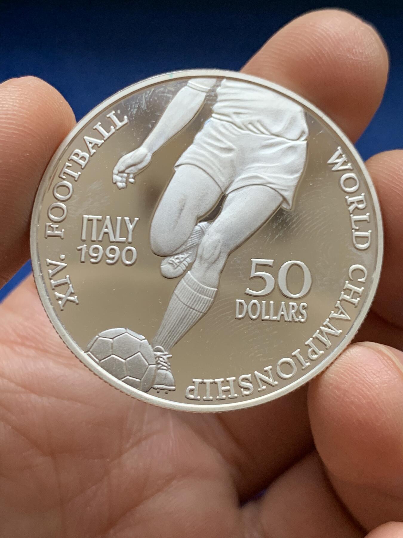 《竞宝斋》第471场 周日，周一，周二 3场连拍 （全场包邮）欢迎送拍 纽埃1990年50元精制银币，意大利世界杯主题，28.45g，925银，铸造量20000枚。