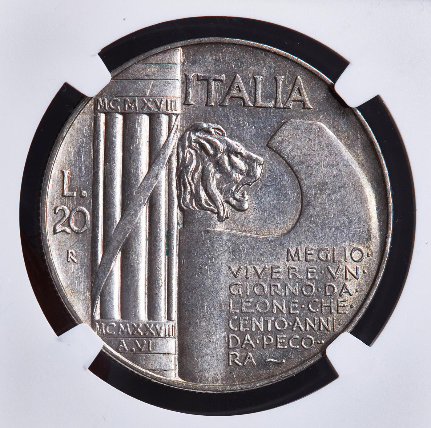 【俄甄集藏】2026年(049)03-18星期三 晚 19:30 全场包邮 意大利王国1928年R版伊曼纽尔三世钢盔版20里拉银币，NGC AU58，纪念一战结束10周年，黄油彩原光品相