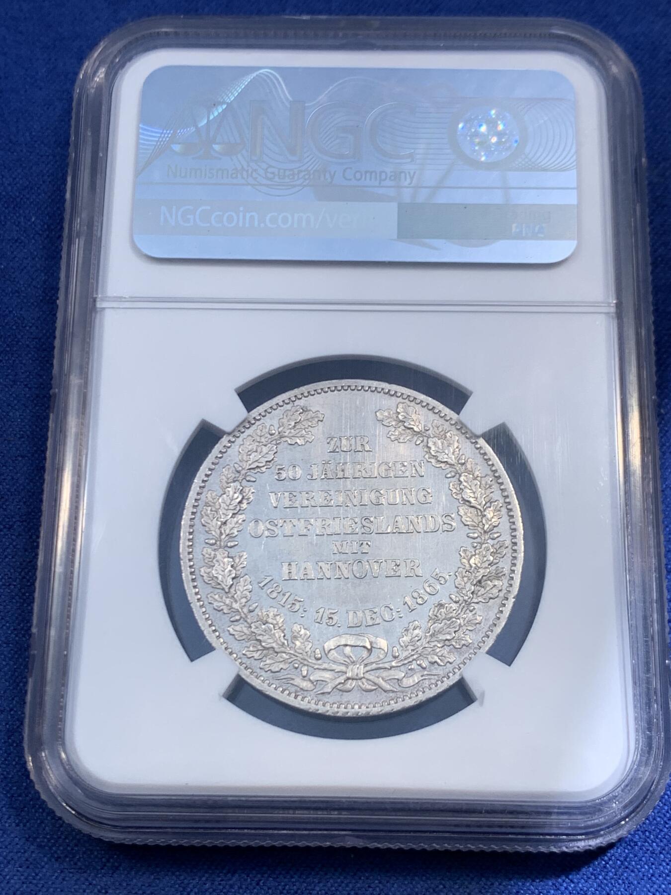 《竞宝斋》第471场 周日，周一，周二 3场连拍 （全场包邮）欢迎送拍 亚军分 NGC MS64 德国 1865汉诺威和东弗里士兰联合50周年纪念泰勒，发行量1000枚，类精制底板 是同系列橡树泰勒发现量的一半 难得一见的汉诺威系列泰勒，状态不用讲，重在少见，收藏潜力巨大