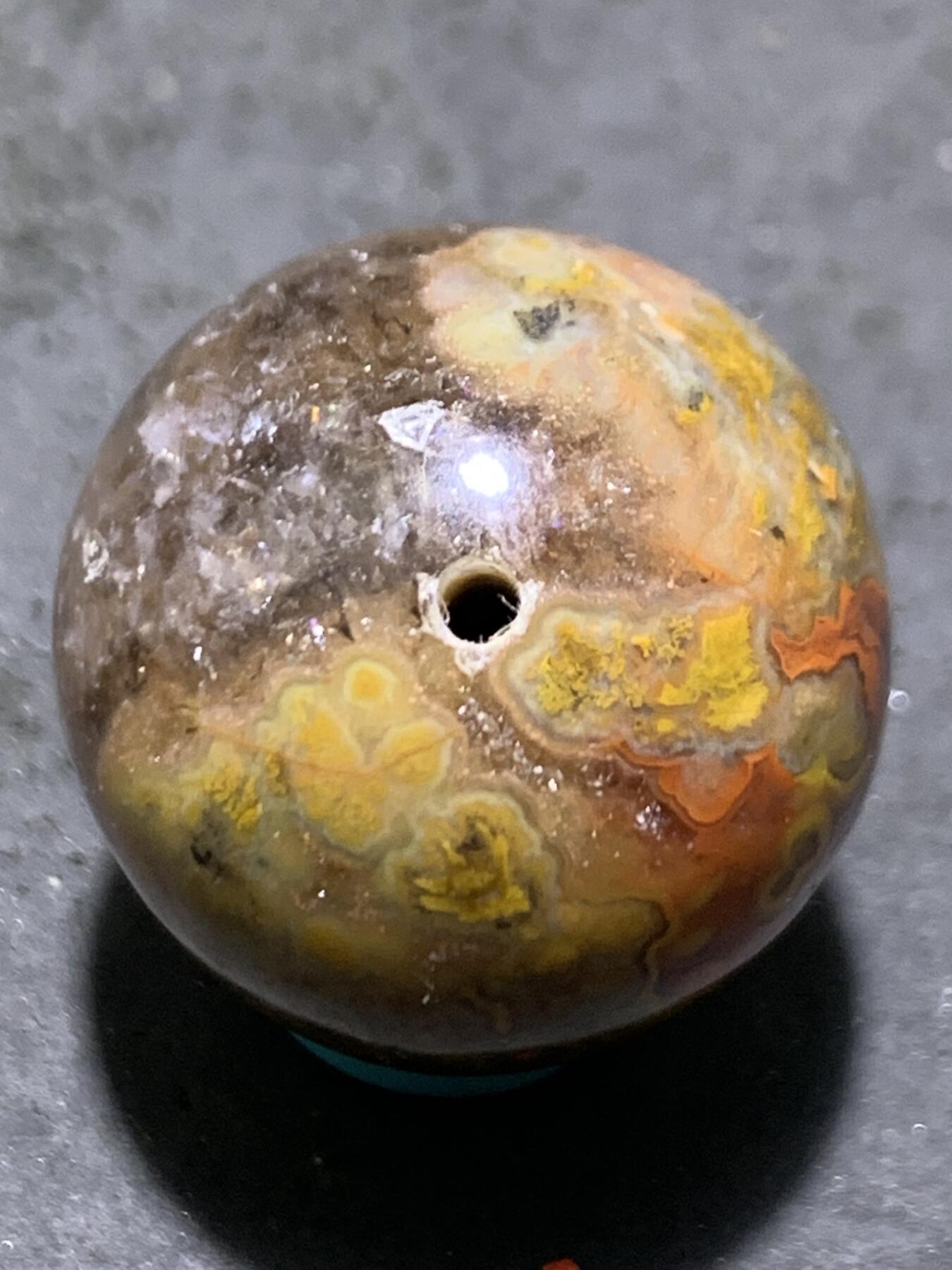 精美草花纹黑冰飘战国红玛瑙随形圆珠一颗！