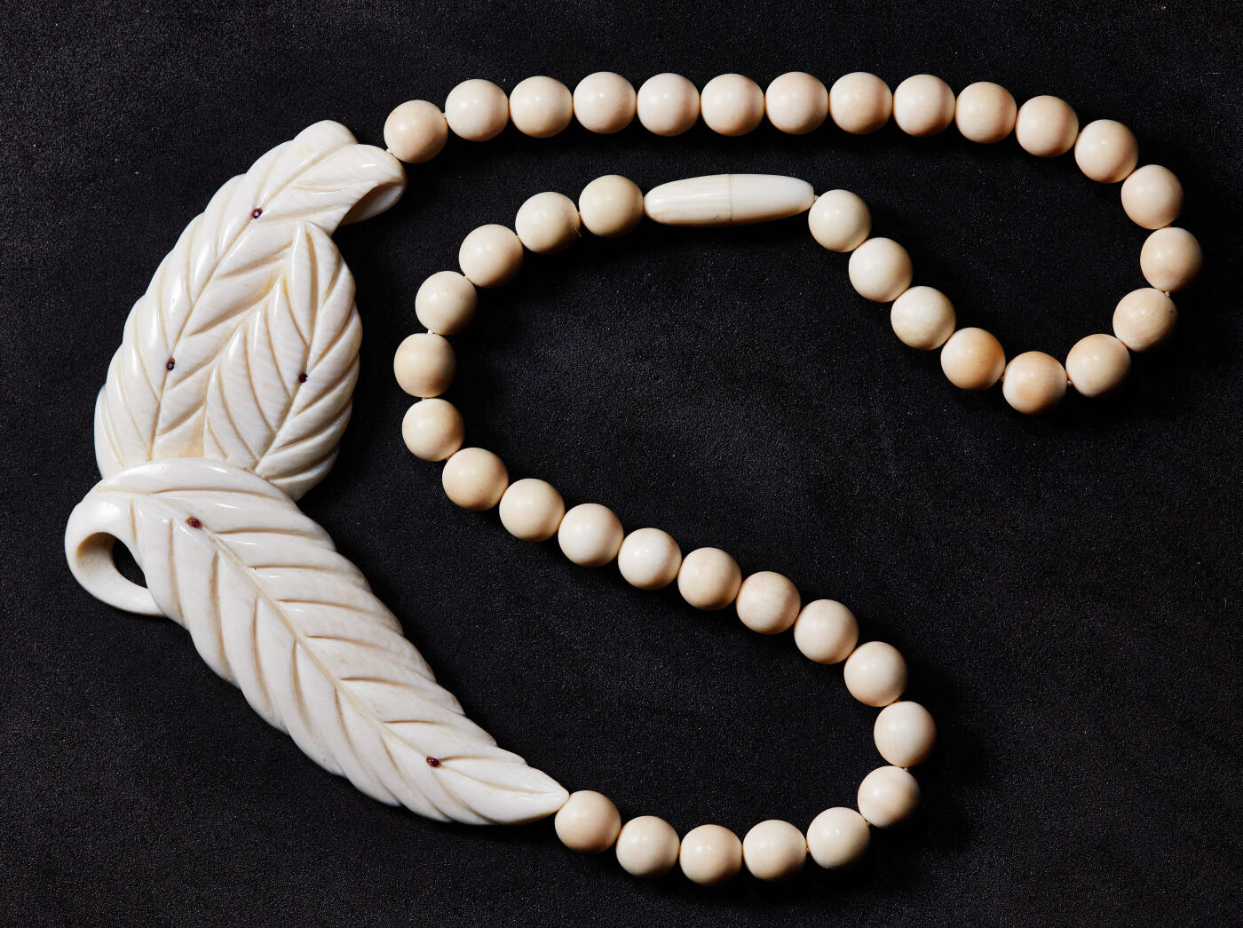 【俄甄集藏】2026年(049)03-18星期三 晚 19:30 全场包邮 欧洲回流白色珍贵材料雕刻树叶形女士项链，展开总长度：440mm，珠直径：8mm，挂件尺寸90mm×50mm，重量：37.5克，保存完好，无裂无笑