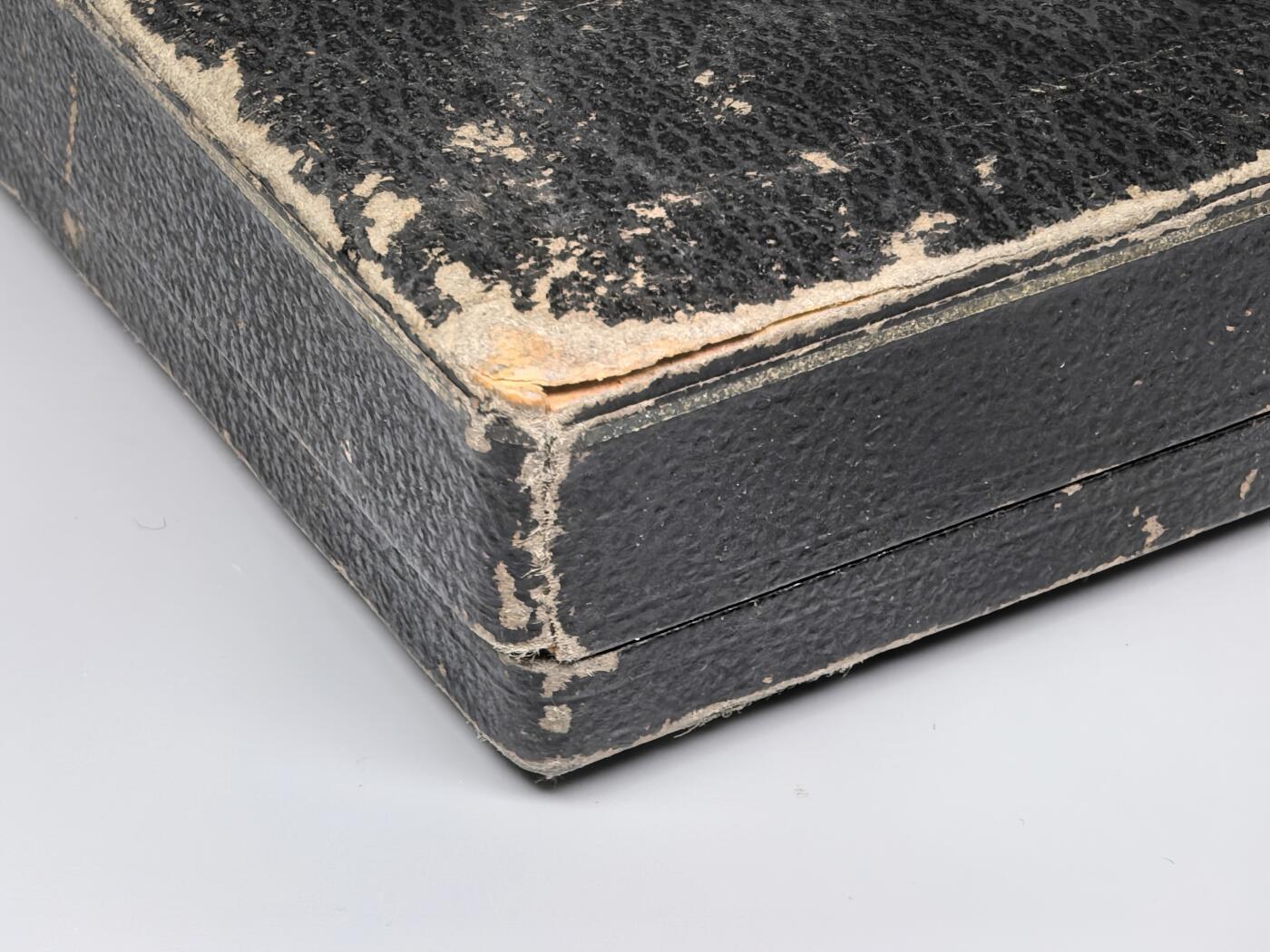 小驴勋章奖章收藏3月21日周六晚六点拍卖（珍爱和平，收藏战争，铭记历史，勿忘国耻，忠党爱国。有偿代拍，送拍规则在简介最后，参拍须阅读规则后再参拍，关系到运费包装发货时效真假辨别等关键信息，拍卖时不再发原图，看大图店主微信码在拍卖店铺介绍里） WWII金级大德意志勋章带原盒，牛逼的容克厂C. E. Juncker厂制作，5铆钉重版，64g，铜合金珐琅，珐琅好，背面手刻获得者姓名，少见，裸章容克重版本我直接从国外拿得3.8万人民币，盒子这个品也得6、7千人民币