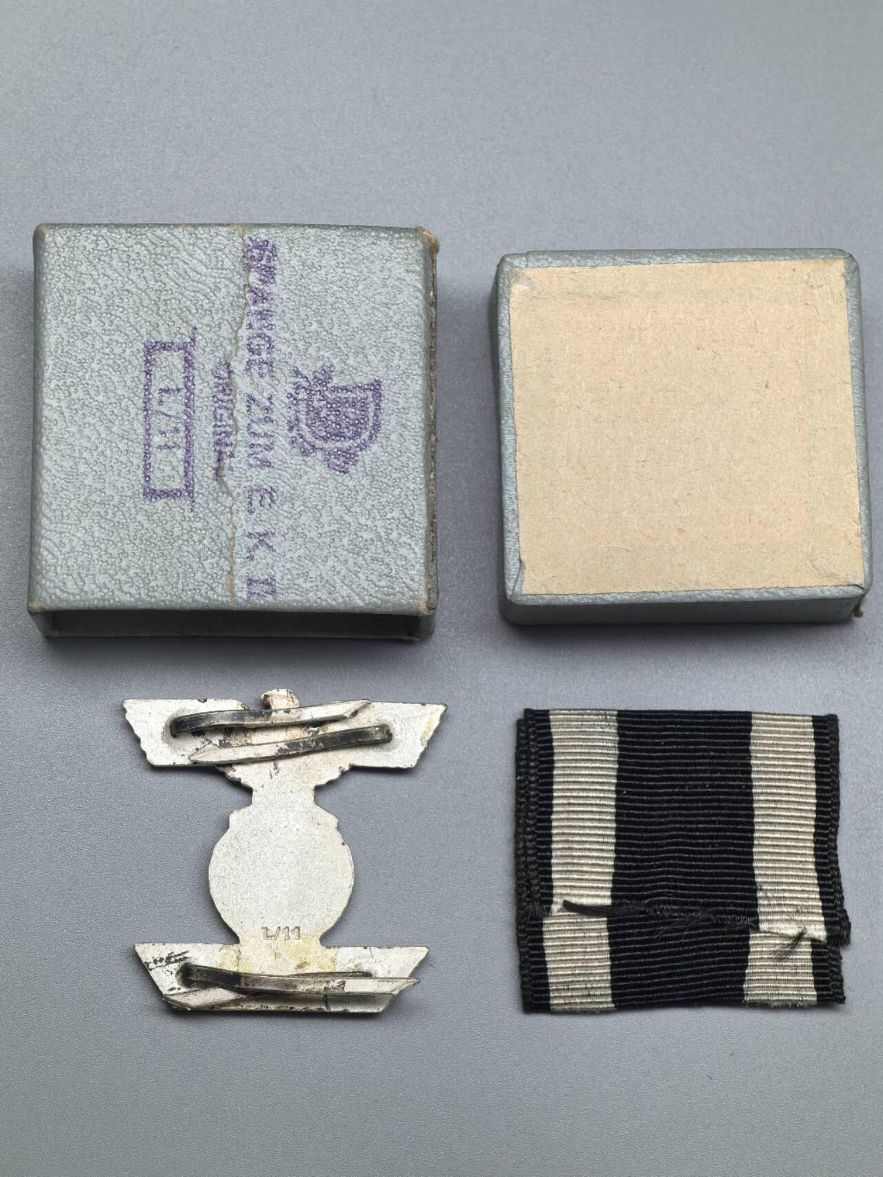 小驴勋章奖章收藏3月21日周六晚六点拍卖（珍爱和平，收藏战争，铭记历史，勿忘国耻，忠党爱国。有偿代拍，送拍规则在简介最后，参拍须阅读规则后再参拍，关系到运费包装发货时效真假辨别等关键信息，拍卖时不再发原图，看大图店主微信码在拍卖店铺介绍里） WWII二级铁十字勋饰，背打L/11厂标（著名的3厂Wihelm Deumer厂），Tombak铜合金镀银，针脚完整，品相非常吊，带非常罕见印有L/11厂标和SPII字样的LDO火柴盒样式的原盒，最后一图参考价1150欧元