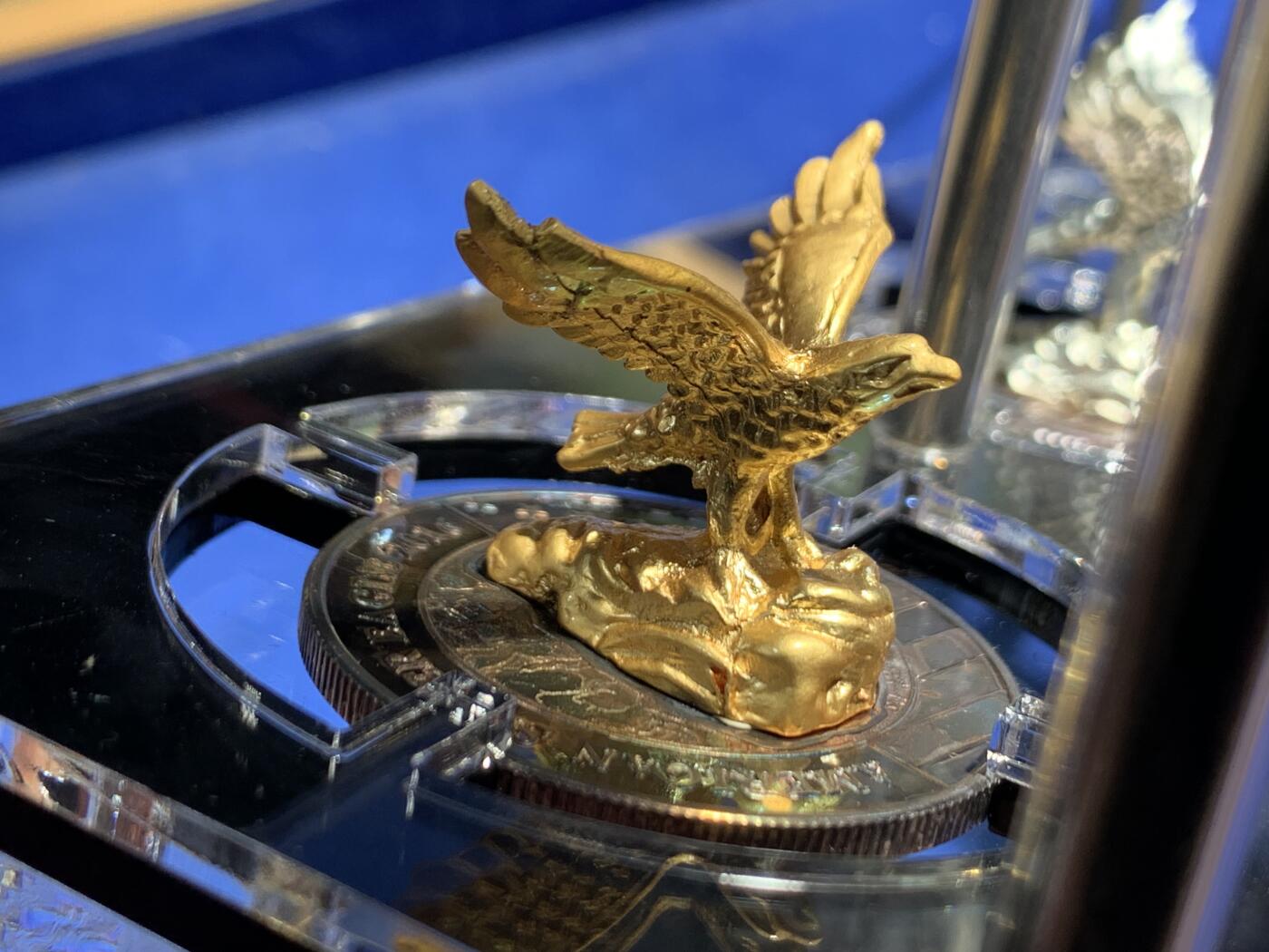 《竞宝斋》第471场 周日，周一，周二 3场连拍 （全场包邮）欢迎送拍 布基纳法索2016年1000法郎3枚立体雕塑银币套 美国银鹰 3X1盎司999银（3个雕塑鹰分别是镀金，镀银和仿古）发行量：333（有氧化） 盒证全（盒就是证）