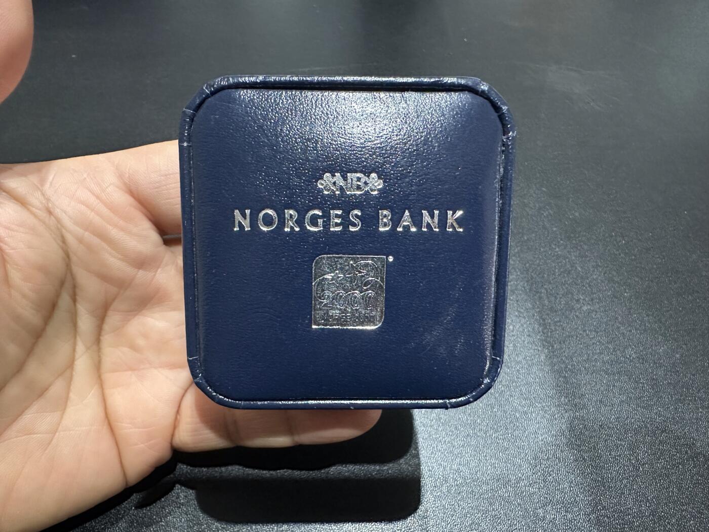 《外钞收藏家》第六百一十八期（精品场）（长期征集拍品、欢迎藏友们联系合作） 挪威2000年100克朗千禧年纪念精制银币（盒证齐全，发行量仅5万枚）